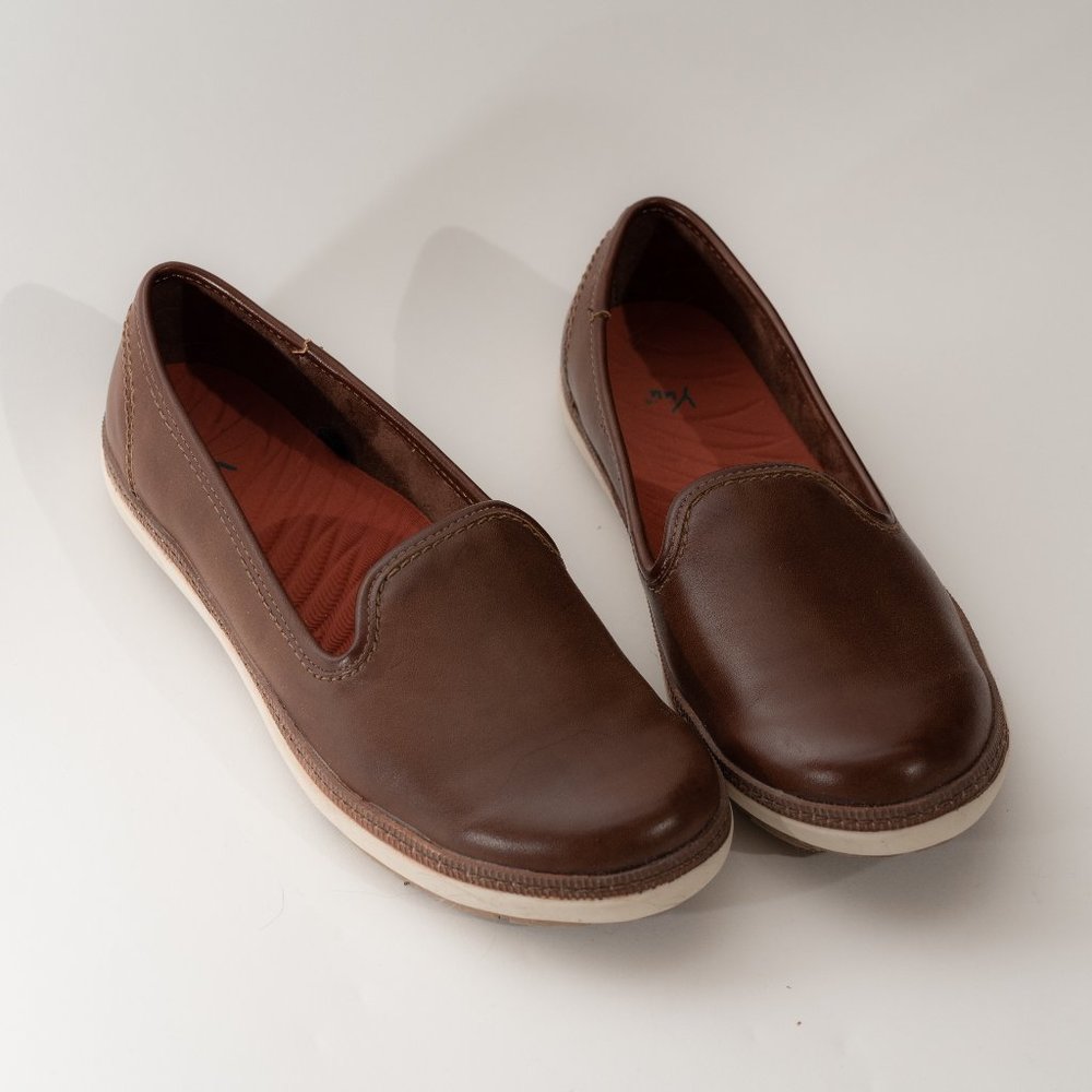 YUU Brown Flat Shoes 7.5